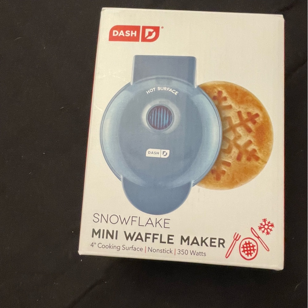New in Box Dash Mini Waffle Maker Snowflake